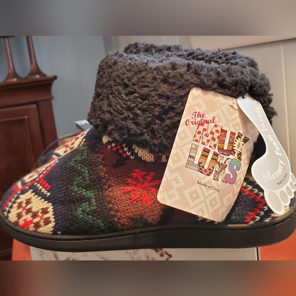 Muk Luks Shoes - NWT Muk Luks Women's slippers Size Large (9-10)